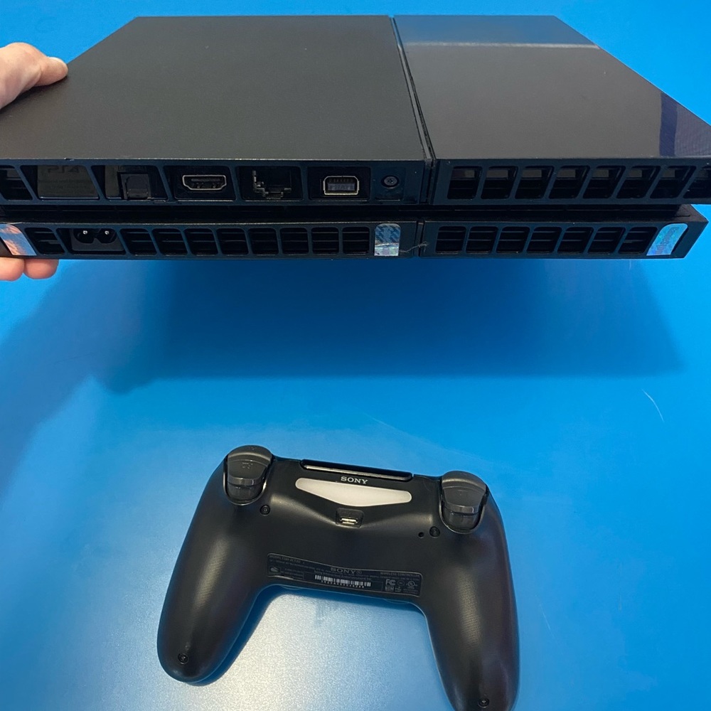 PS4 - Picture 3 of 4